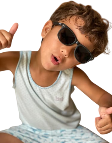 SunKidsのサングラスをかけた子ども